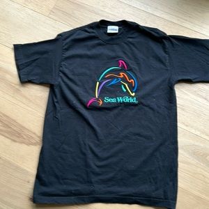 vintage y2k Black Sea World. Size Med. t-shirt